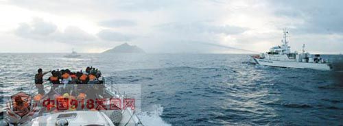 台湾保钓船到钓鱼岛，遭受日本舰艇喷水柱干扰。