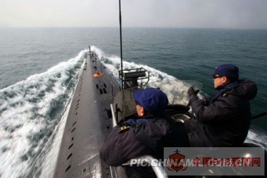5月18日，北海舰队某潜艇支队潜艇正在全速驶往黄海海域，演练对“敌”运输航线实施封锁。