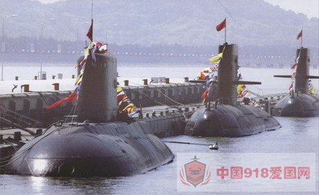 中国基洛级和宋级潜艇停泊军港。