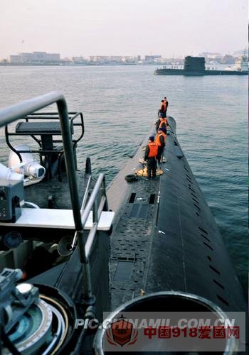 北海舰队某潜艇支队，根据部队装备发展实际情况，注重抓好新老潜艇的组合训练，综合提高训练效率。特约记者王松岐摄